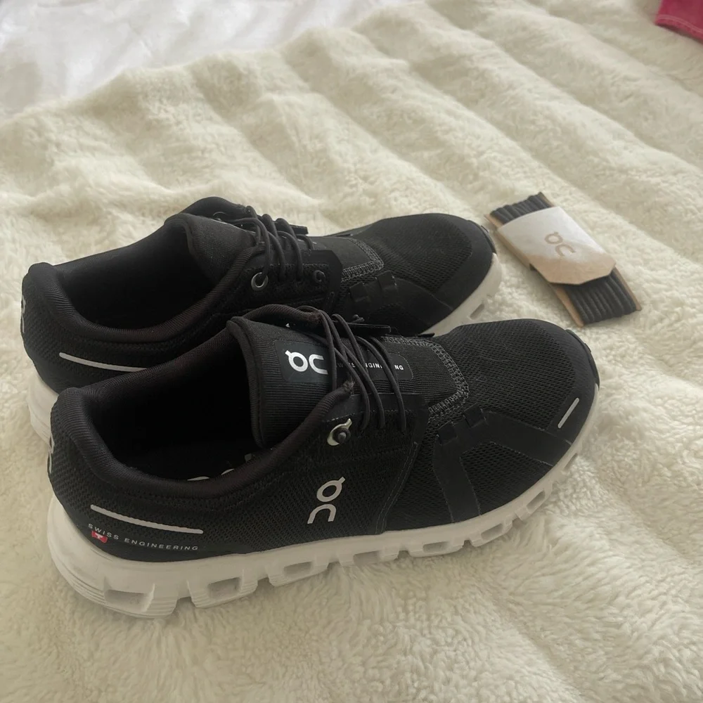 On Running Women Shoes - Picture 2 of 3